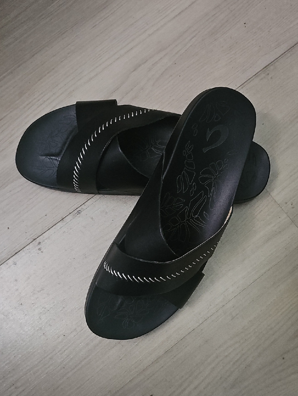 Olukai Women's Sandals Kipe'a 'Olu Slide Sz 9 Black Leather & soles cross strap - Picture 8 of 8
